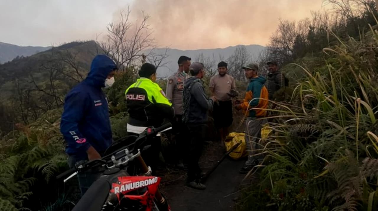 Evakuasi korban jiwa kakrhutla Bromo ke RSUD Tongas Probolinggo. (IDNVoice/DK-Istimewa)