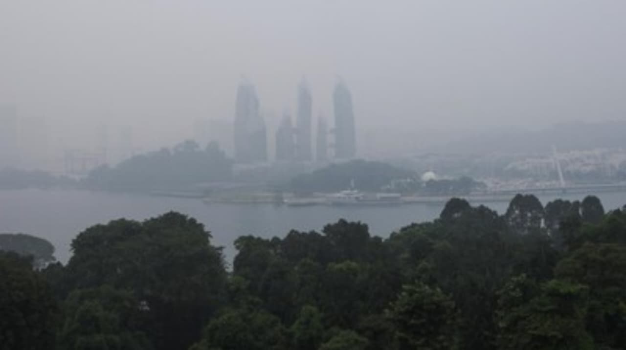 Kabut asap dari kebakaran hutan dan lahan (Karhutla) di Indonesia kepung Singapura. (IDNVoice/Reuters)