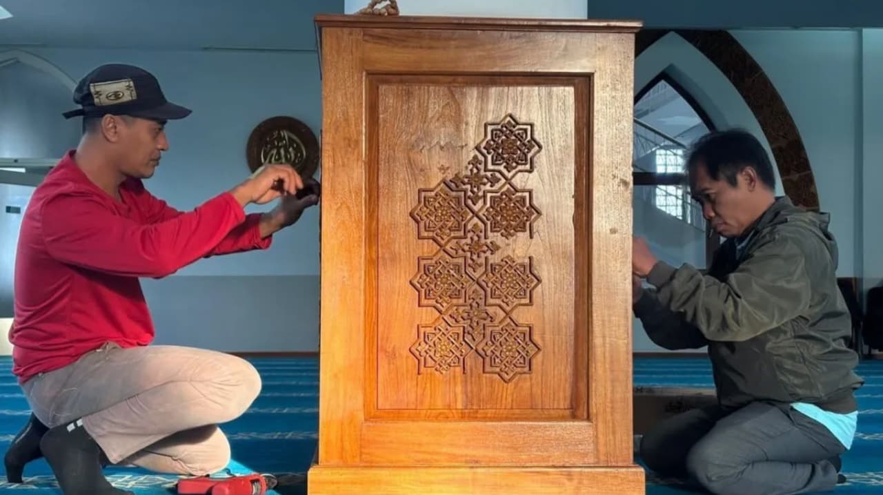 Dua pengukir asal Kabupaten Jepara, Jawa Tengah, melakukan restorasi ornamen kayu di Masjid Istiklal yang menjadi salah satu simbol persahabatan Indonesia dan Bosnia dan Herzegovina. (IDNVoice/Pemkab Jepara)