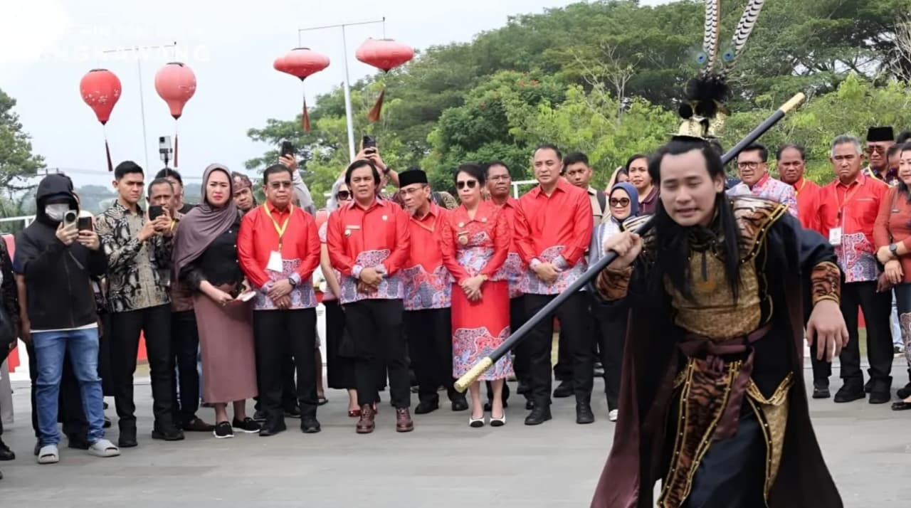 Heritage City Tour yang diikuti para wali kota dan delegasi APEKSI dengan mengunjungi sejumlah lokasi bersejarah dan ikonik di kota Singkawang. (IDNVoice/Antara Foto)