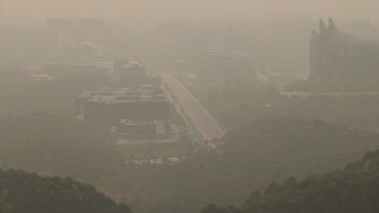 Kabut Asap Karhutla Selimuti IKN, Istana Garuda hingga Masjid Negara Samar