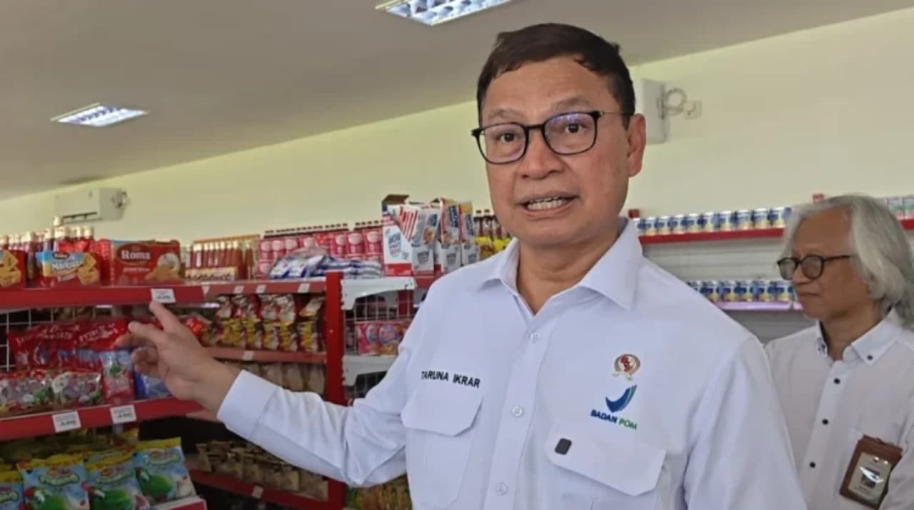Kepala BPOM, Taruna Ikrar, saat melakukan peninjauan Koperasi Desa/Kelurahan Merah Putih (KDKMP) di Desa Lengkong, Kecamatan Mojoanyar, Kabupaten Mojokerto, Jawa Timur (Jatim) pada Senin, 19 Oktober 2026. (IDNVoice/Dok. RRI)