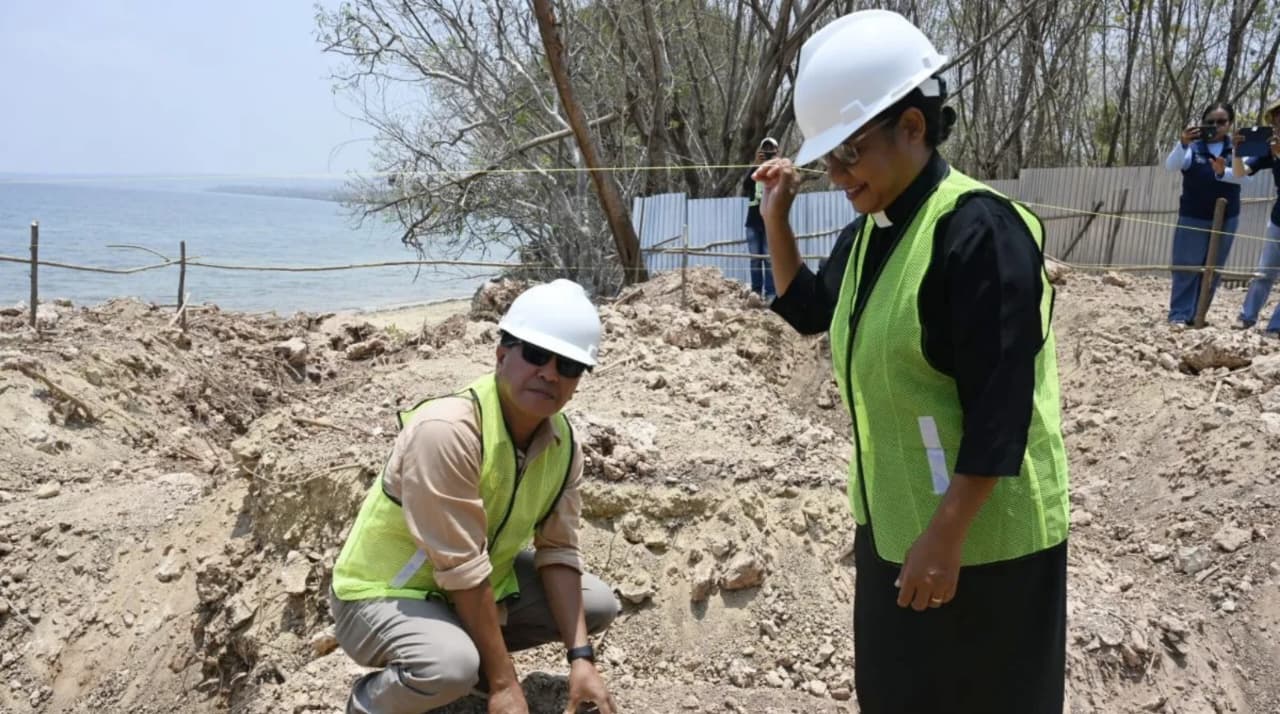 Bupati Kupang Yosef Lede melakukan peletakan batu pertama pembangunan Kampung Nelayan Merah Putih (KNMP) di Kecamatan Semau, Kabupaten Kupang, NTT. (IDNVoice/Pemkab Kupang)
