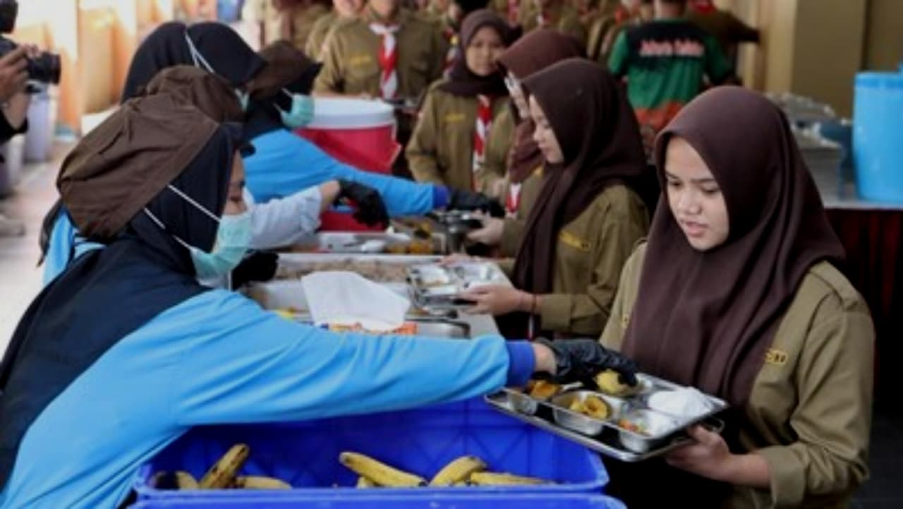 Uji coba penyaluran program Makan Bergizi Gratis (MBG) dengan sistem prasmanan di SMA Kemala Bhayangkari 1, Pejaten, Jakarta Selatan. (IDNVoice/DK-Istimewa)