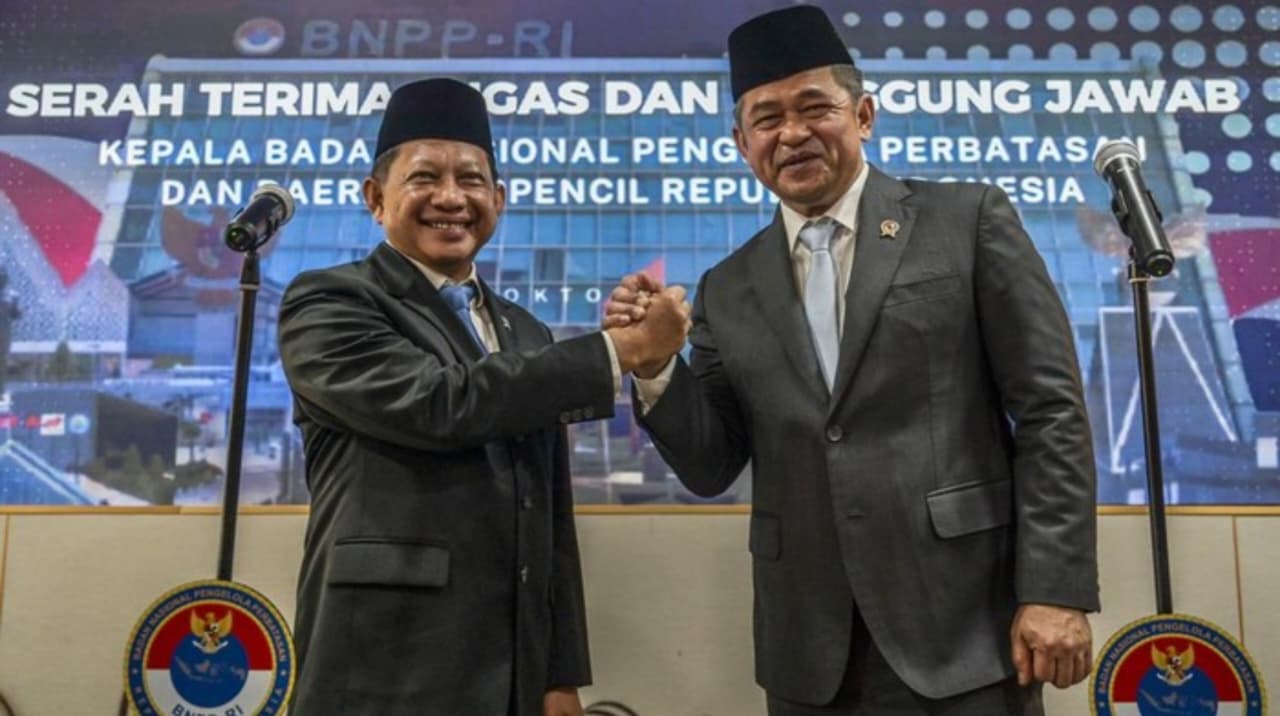 Jenderal TNI Maruli Simanjuntak resmi menerima serah terima tugas dan tanggung jawab sebagai Kepala Badan Nasional Pengelola Perbatasan dan Daerah Terpencil (BNPPDT) dari Tito Karnavian. Prosesi serah terima berlangsung di Kantor BNPPDT, Jakarta pada Senin, 19 Oktober 3026. (IDNVoice/Antara Foto)