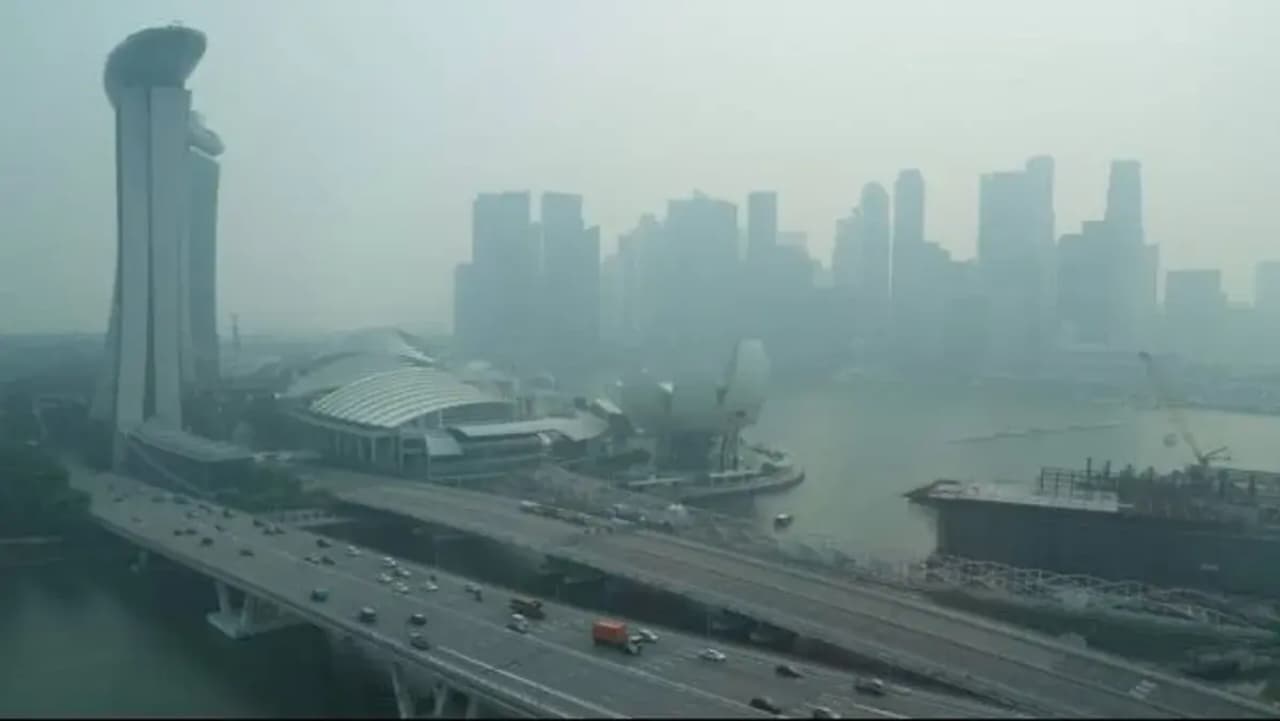 Kabut asap tebal menyelimuti gedung-gedung pencakar langit di Singapura. (IDNVoice/AP Photo)