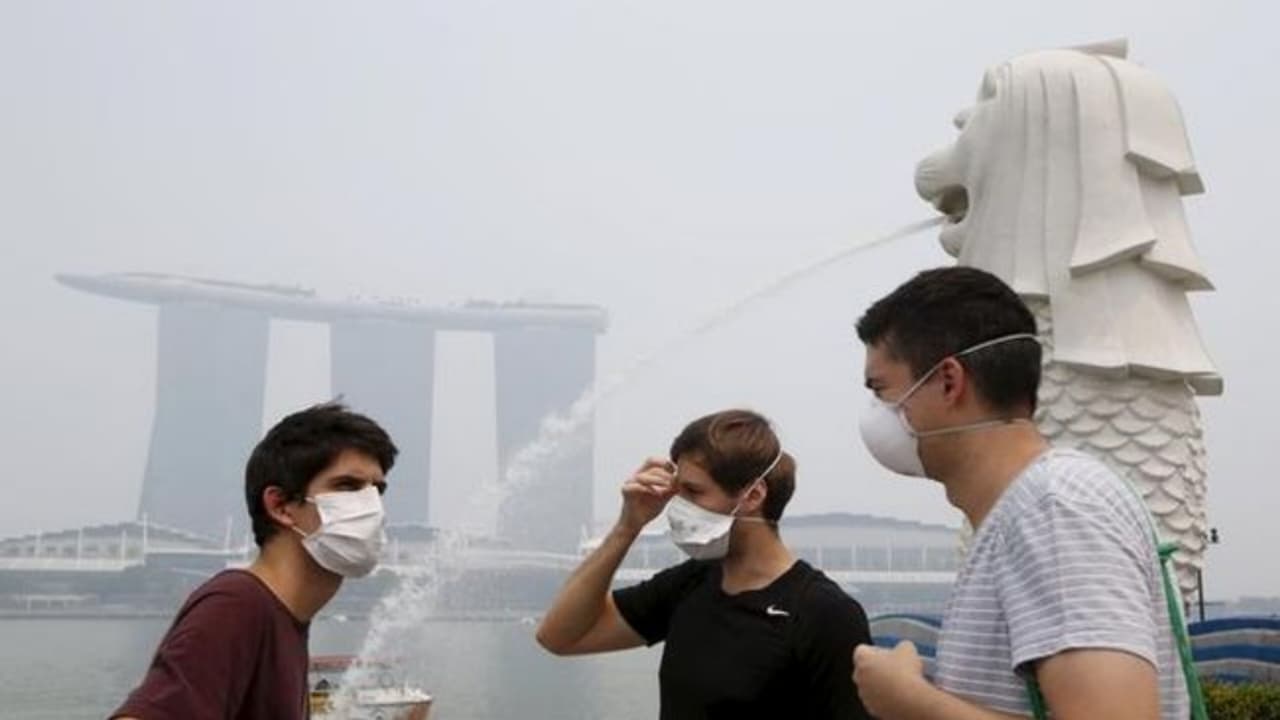 Kabut asap tebal menyelimuti langit Singapura. (IDNVoice/Reuters)