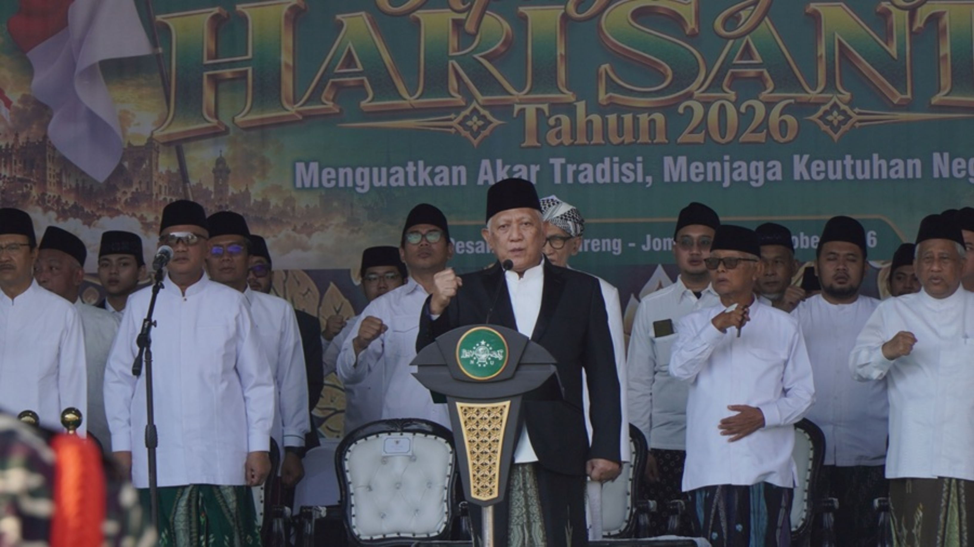 Pengasuh Pesantren Tebuireng sekaligus Ketua Umum PBNU, K.H. Abdul Hakim Mahfudz beserta jajarannya di panggung utama peringatan Resolusi Jihad dan Hari Santri Nasional . (IDNVoice/Tebuireng)