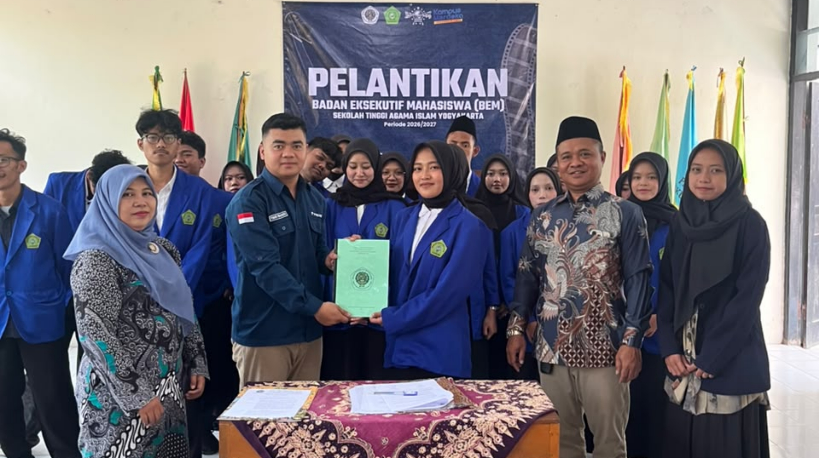 Serah terima jabatan secara simbolis dari pengurus demisioner kepada pengurus baru. (IDNVoice/NH-Istimewa)
