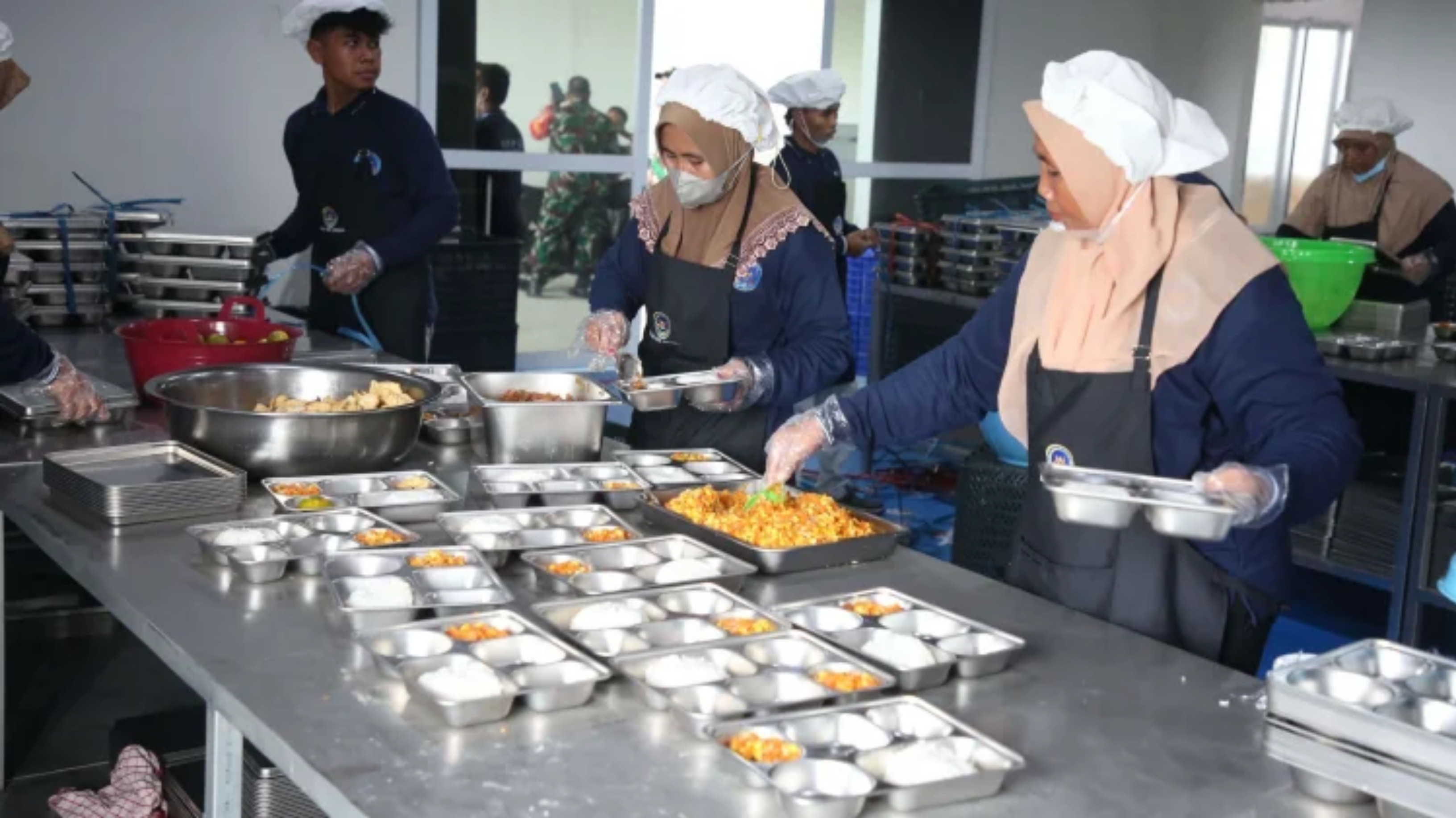 Para petugas SPPG Tuban saat proses memasak menu MBG. (IDNVoice/Pemkab Tuban)