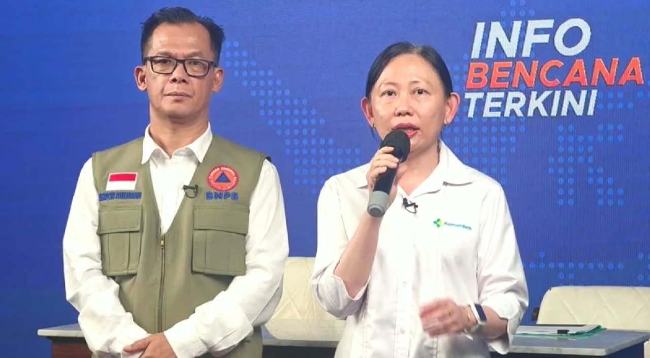 Direktur Kesehatan Lingkungan Kementerian Kesehatan Dr. dr. Ten Suyanti bersama Plt Kepala Pusat Data, Informasi dan Komunikasi Kebencanaan BNPB, Berton Panjaitan memberikan penjelasan terkait perkembangan penanganan kebakaran hutan dan lahan (karhutla) di Kantor BNPB Pusat, Jakarta pada Kamis, 22 Oktober 2026. (IDNVoice/Antara Foto)