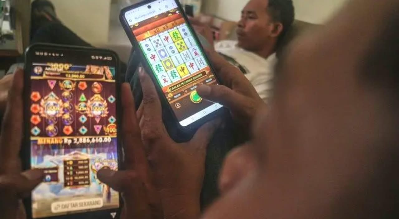 Ilustrasi: Warga mengakses situs judi online melalui gawainya di Bogor, Jawa Barat pada Kamis, 30 Mei 2024. (IDNVoice/Antara Foto)