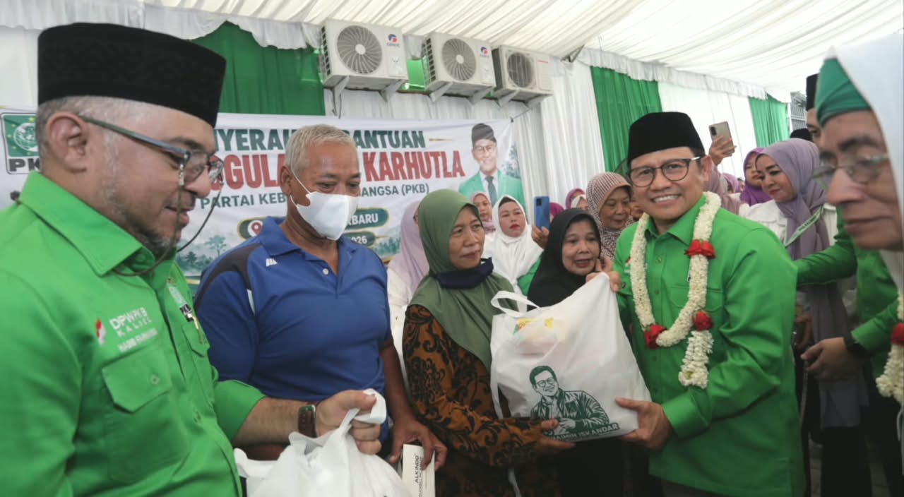 Cak Imin memberikan santunan dan bantuan kepada petugas serta relawan pemadam kebakaran hutan dan lahan (karhutla) di Kalimantan Selatan. (IDNVoice/DPP PKB)
